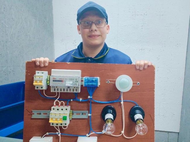 Артём Туркеев из Болоховского машиностроительного техникума занял второе места на конкурсе «Электромонтер-2024»