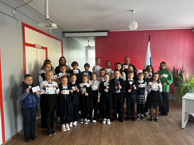 Учащимся Бородинской школы вручили знаки отличия «Готов к труду и обороне»