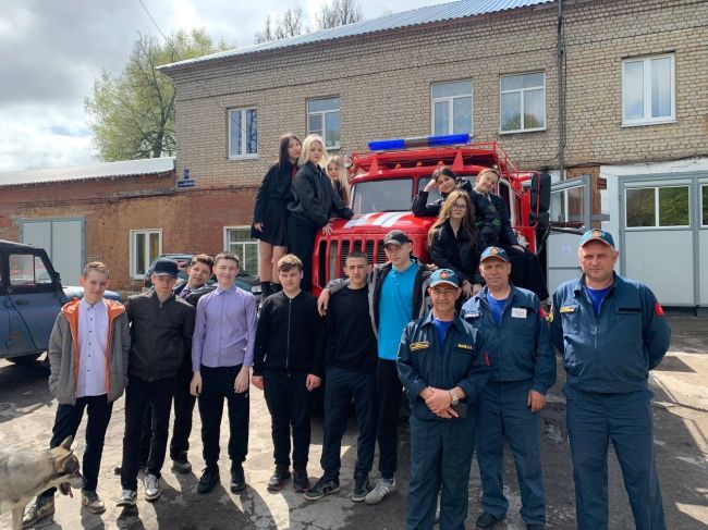 Шварцевские восьмиклассники побывали в пожарной части посёлка