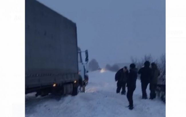 В Киреевском районе туляки вызволили грузовик из снежного плена