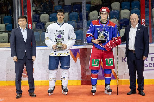 В Ледовом дворце наградили лучших игроков турнира по хоккею