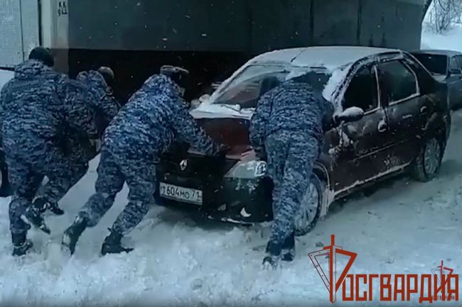 Росгвардейцы оказывают помощь водителям во время снегопада