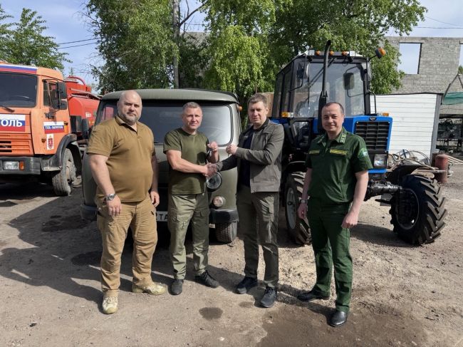 Лесхозу Мариуполя передали трактор «Беларус» и автомобиль УАЗ
