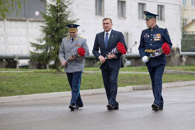 Алексей Дюмин поздравил десантников с 80-летием легендарной 106-й дивизии