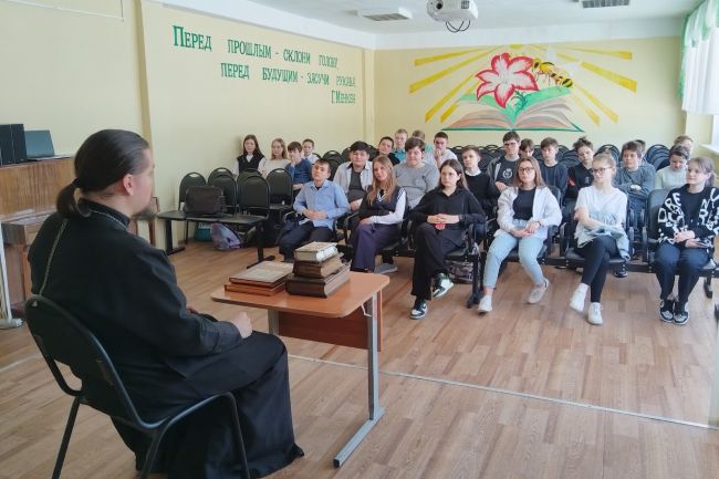 Отец Алексий поговорил с учениками о духовном