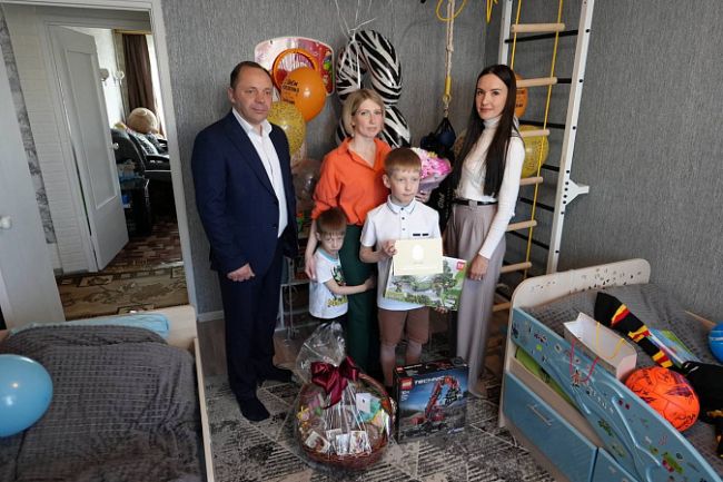 Семья участника СВО получила подарки от Алексея Дюмина