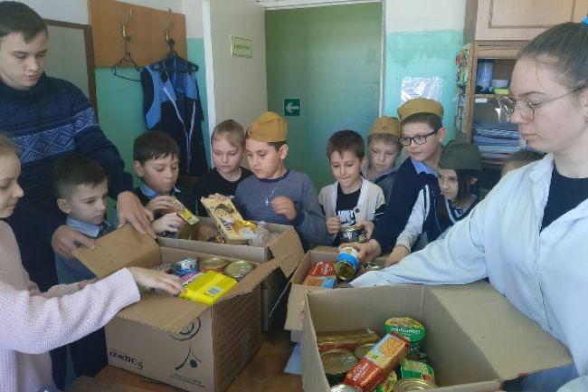 Учащиеся Самарской школы собрали посылки для бойцов СВО