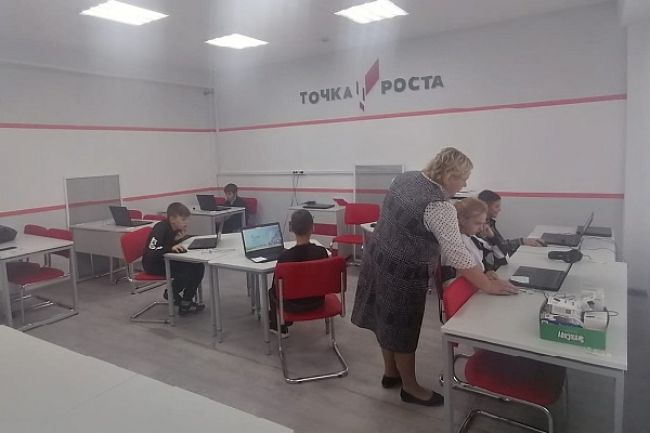 «Динозавры» учат шахматам школьников