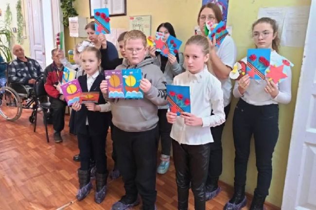 Учащиеся Ивановской средней школы поздравили пожилых людей в «Палате милосердия»