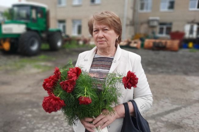 Председатель районной ветеранской организации Юли Скогорева поздравила с Днём защитника Отечества