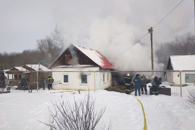 В Товарковском загорелся жилой дом
