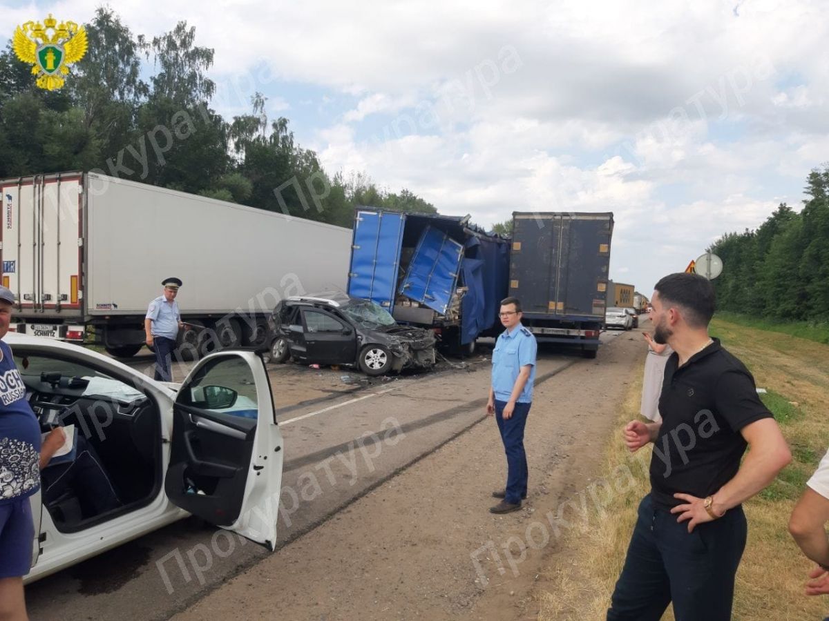 В Чернском районе столкнулись 2 грузовых и 3 легковых автомобиля