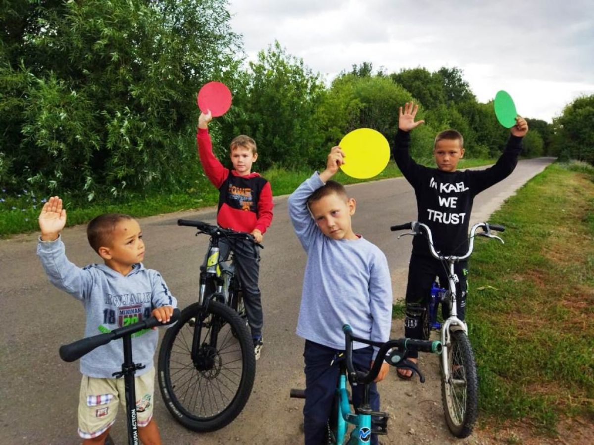 Дети приняли участие в веселой велогонке