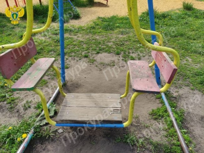 Прокуратура выявила детские площадки, опасные для детей