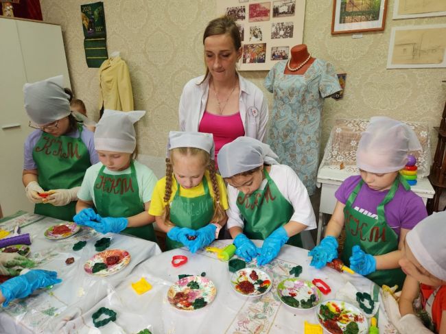 Дети испекли разноцветные печенья