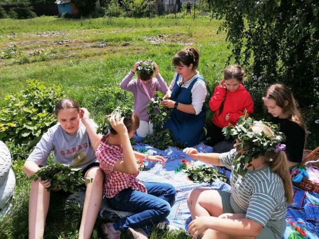 В Самарском прошла развлекательная программа «Троицу гуляем, лето встречаем!»