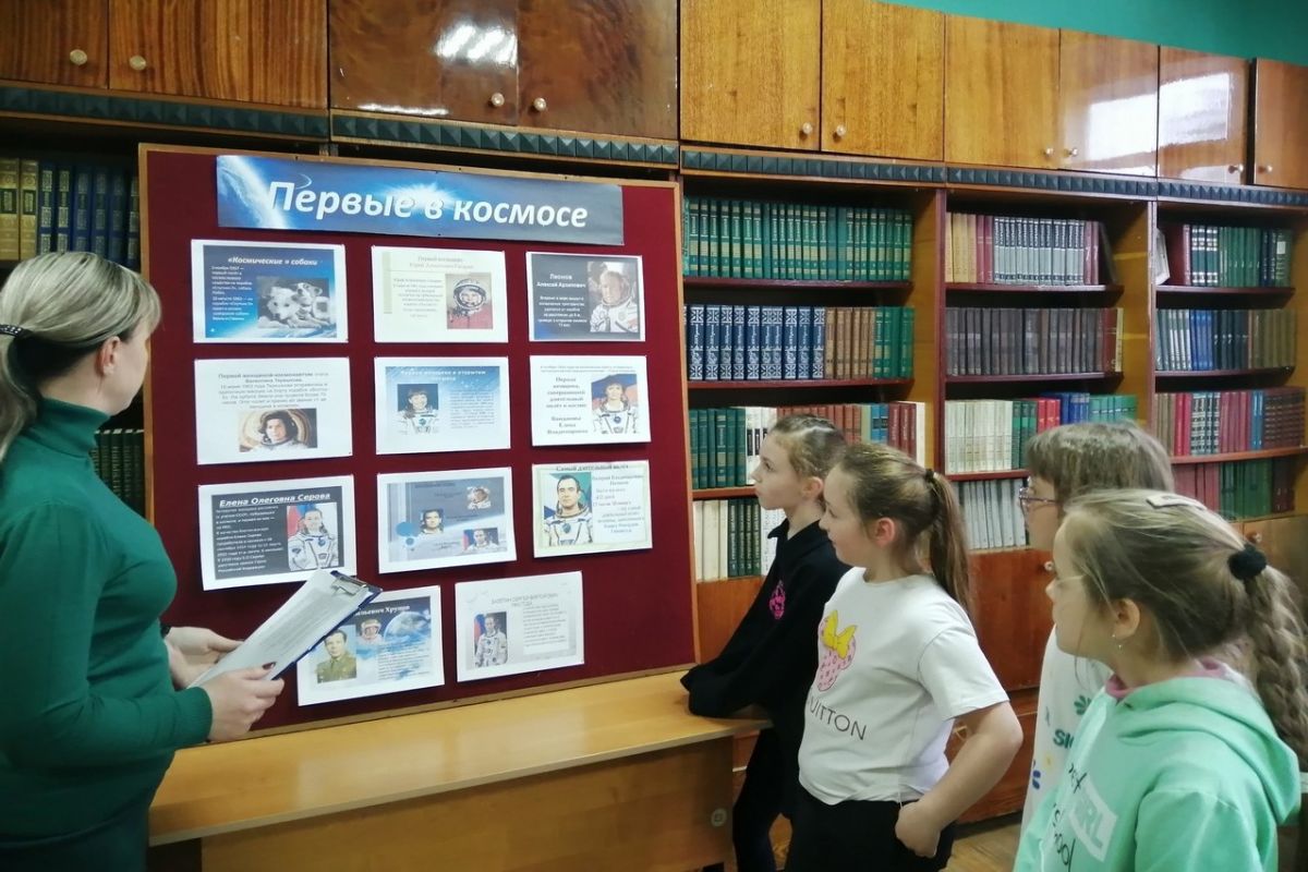 Путь к звёздам: в библиотеке открылась фотовыставка о покорителях космоса