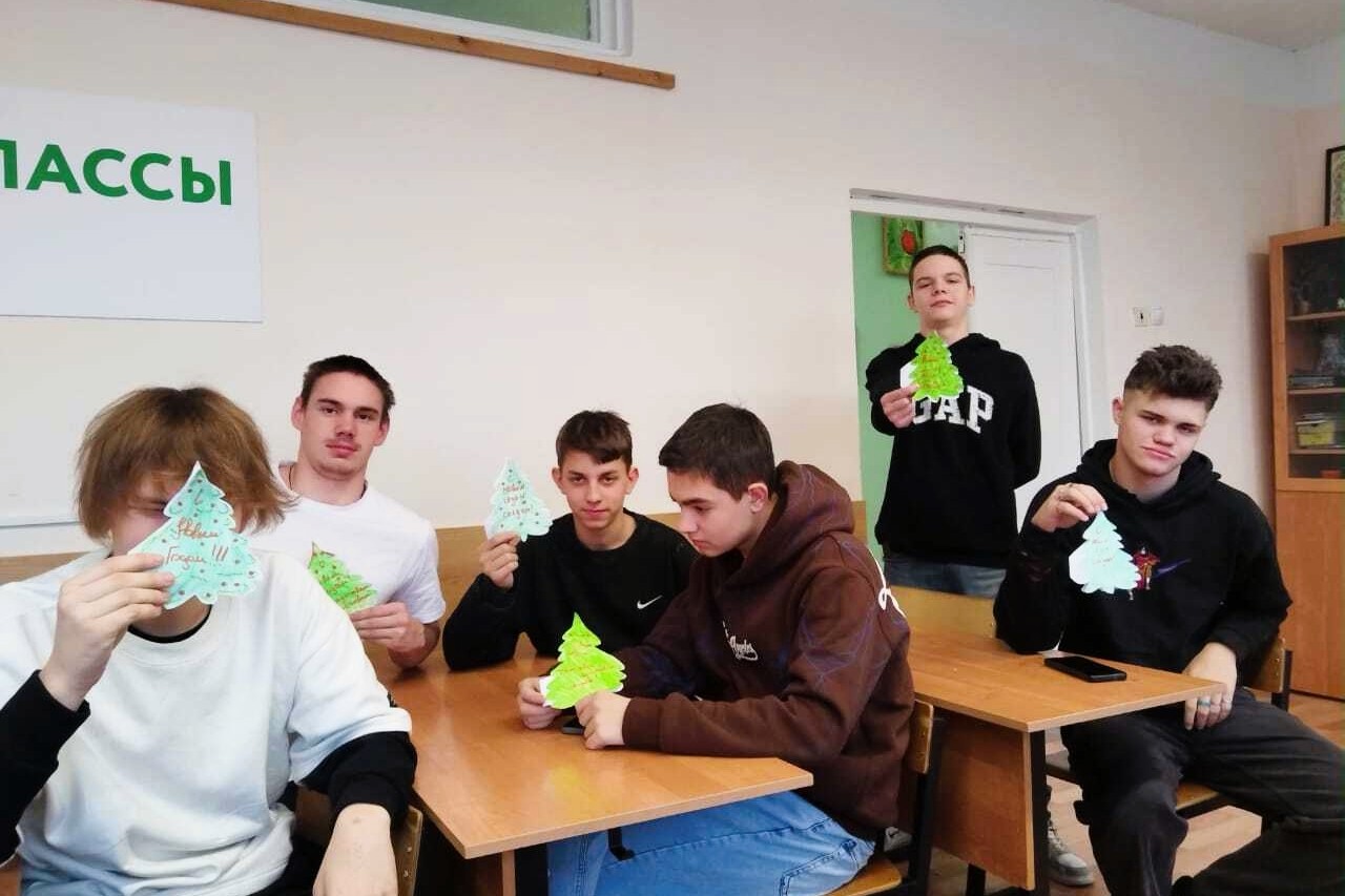 Тепло сердец к праздникам: школьники подготовили открытки для участников СВО Тепло сердец к праздникам: школьники подготовили открытки для участников СВО