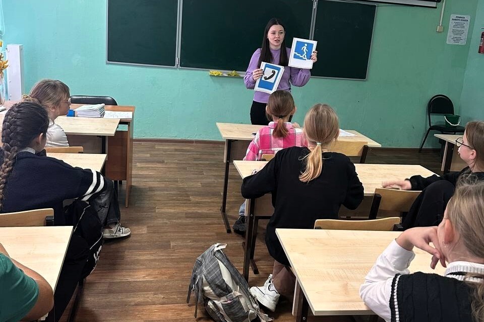 Детям - о безопасности: библиотека провела занятие по дорожным знакам Детям - о безопасности: библиотека провела занятие по дорожным знакам