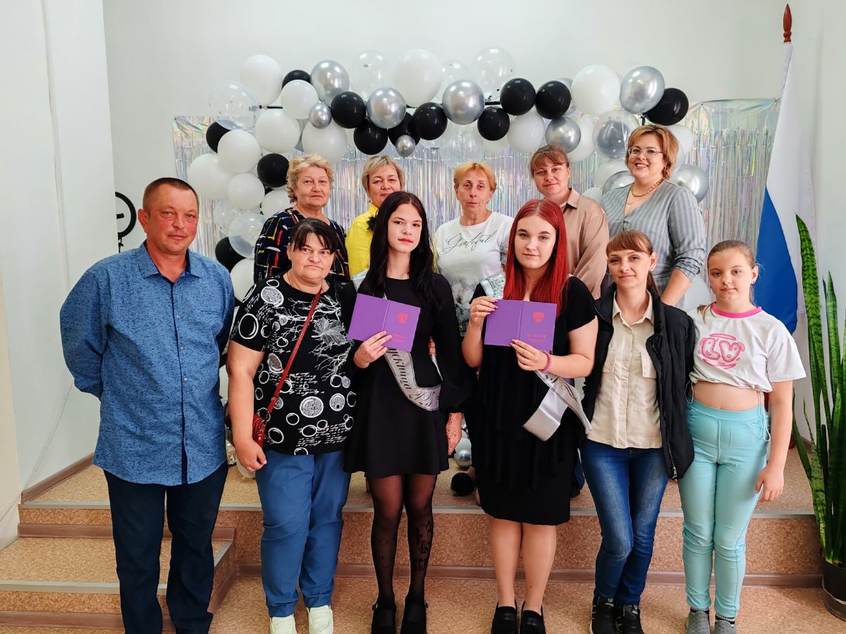 В Крестовской школе девятиклассники получили аттестаты В Крестовской школе девятиклассники получили аттестаты