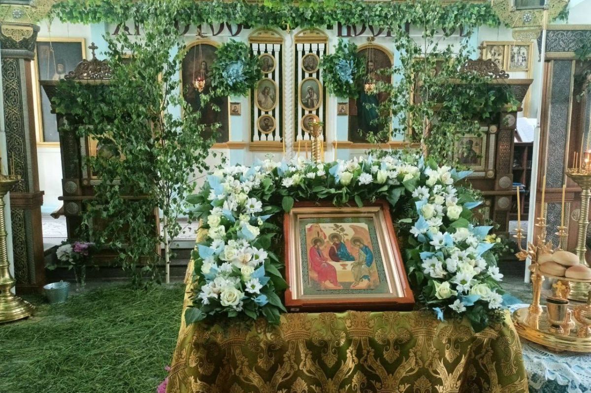 Православные верующие отмечают один из главных церковных праздников - День Святой Троицы