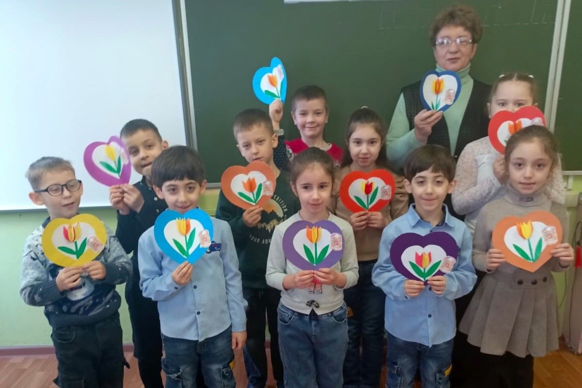 Школьники подготовили праздничные открытки для мам и бабушек Школьники подготовили праздничные открытки для мам и бабушек