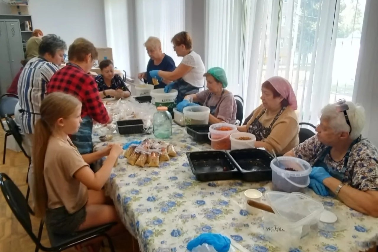 Хозяюшки из добровольческих объединений готовят сублимированную еду для бойцов СВО Хозяюшки из добровольческих объединений готовят сублимированную еду для бойцов СВО