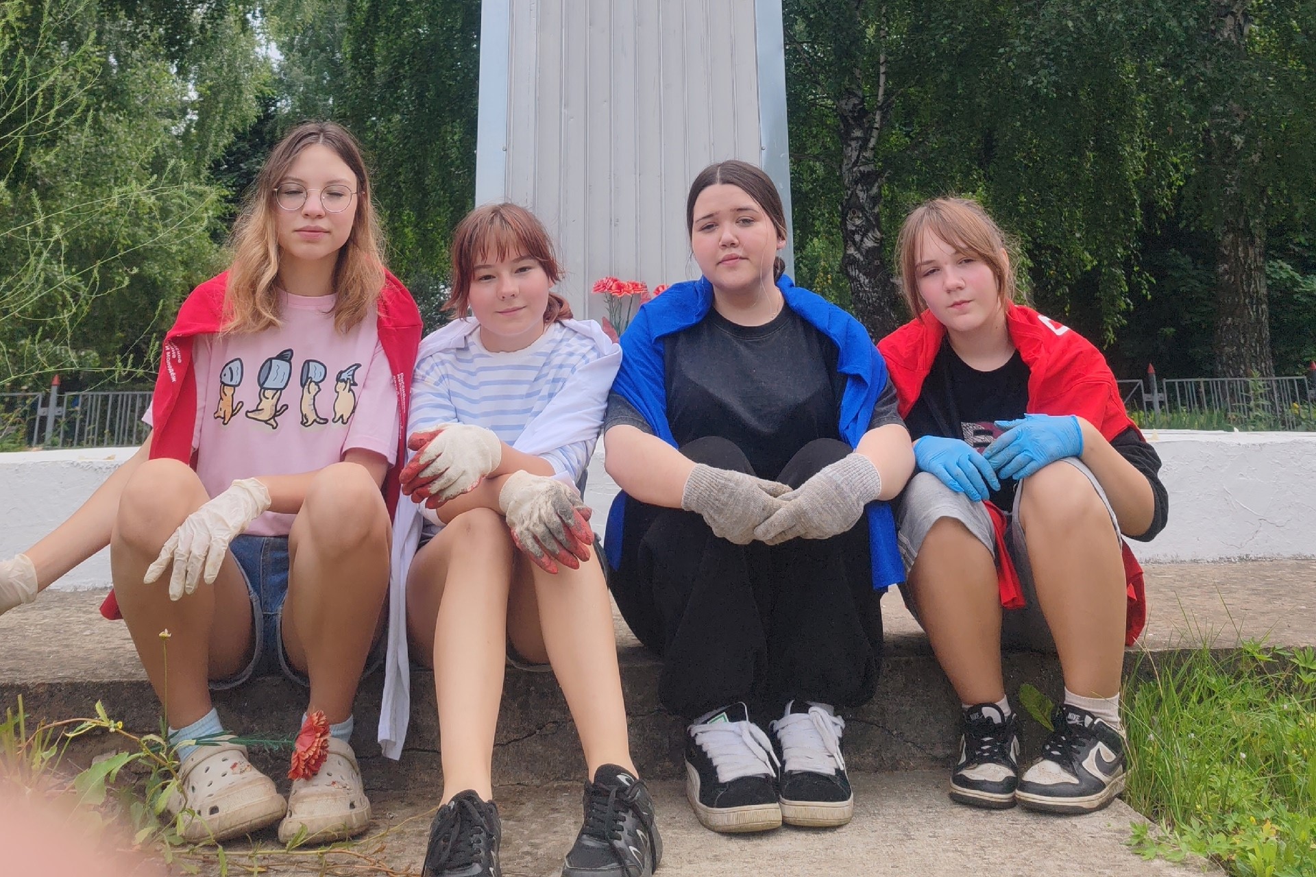 Активисты Крестовской школы навели порядок во дворе и у Обелиска