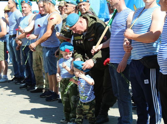 Сегодня новомосковцы отмечают праздничную дату - 93 годовщину образования Воздушно-десантных войск