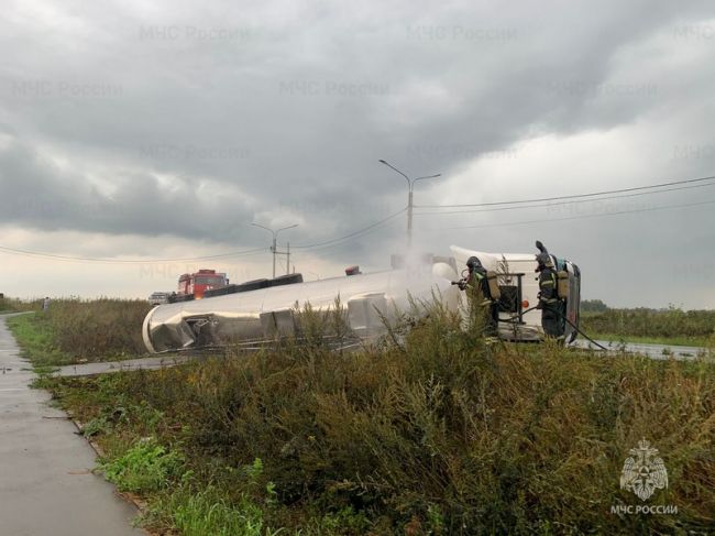 В Новомосковске перевернулся грузовой автомобиль
