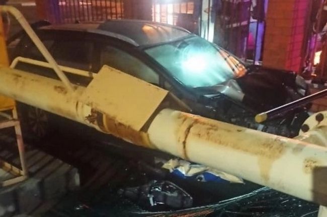 В Новомосковске легковой автомобиль протаранил забор и влетел во двор многоэтажки