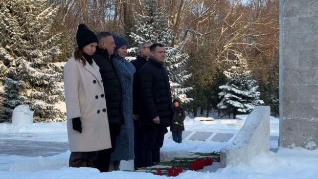 С честью и мужеством исполняют воинский долг С честью и мужеством исполняют воинский долг