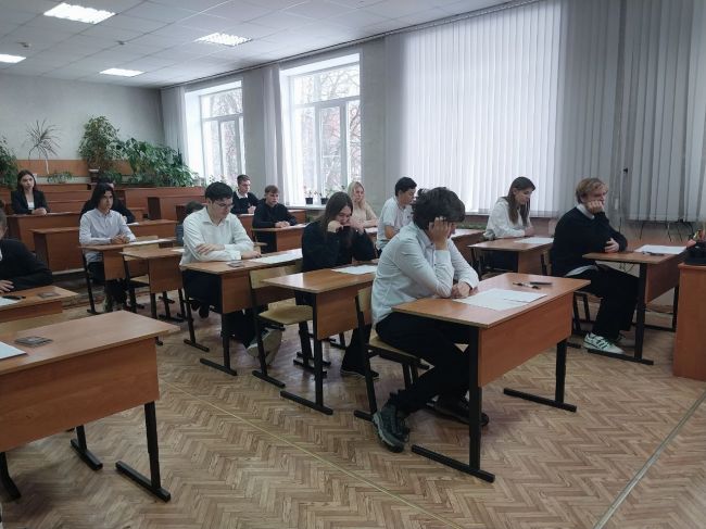 Новомосковские выпускники школ пишут сейчас итоговое сочинение Новомосковские выпускники школ пишут сейчас итоговое сочинение