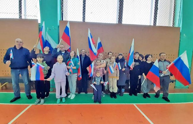 Жители Яблонево Каменского района поддержали бойцов СВО патриотическим флешмобом Жители Яблонево Каменского района поддержали бойцов СВО патриотическим флешмобом