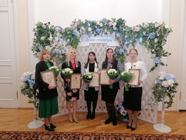 Пять новомосковских матерей награждены Почетным знаком «Материнская слава»