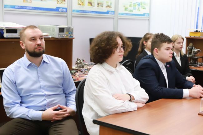 Никита Бурвиков: Молодогвардейцы и школьники познакомились с моделями БПЛА в ТулГУ