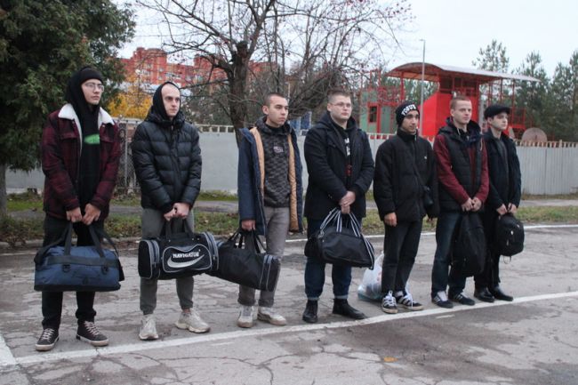 В Новомосковске проводили очередных призывников на службу в армию В Новомосковске проводили очередных призывников на службу в армию