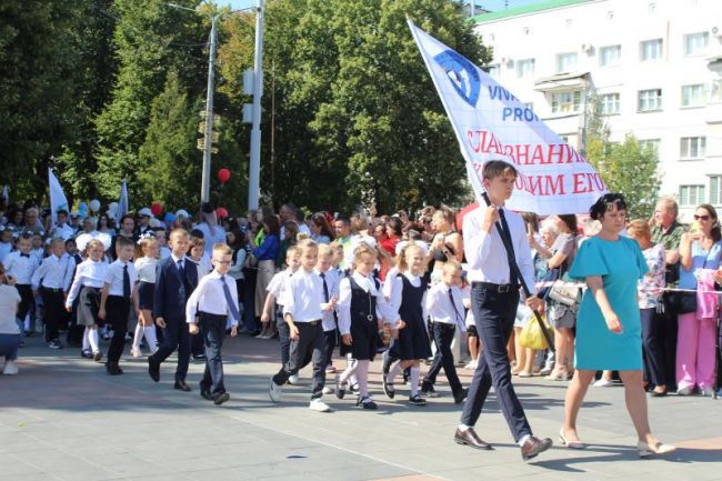 В Новомосковске впервые состоялся парад первоклассников