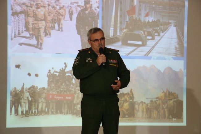 Новомосковских школьников продолжают знакомить с военными специальностями