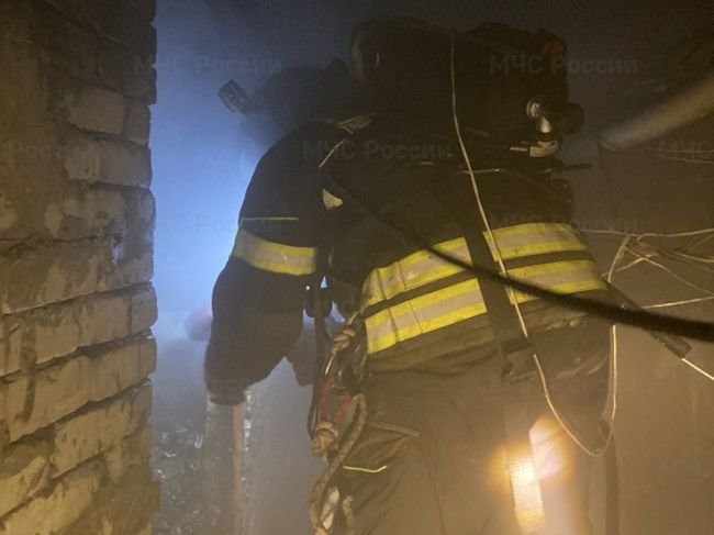 Во время пожара в одном из домов Новомосковска эвакуировали 10 человек