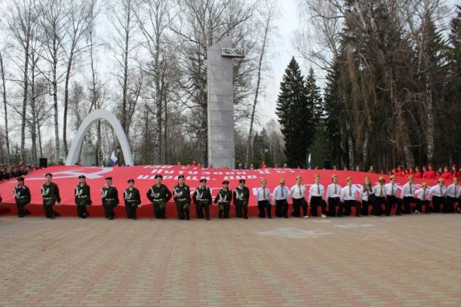 Новомосковск принял эстафету военно-патриотического марафона «Равнение на Знамя Победы!»
