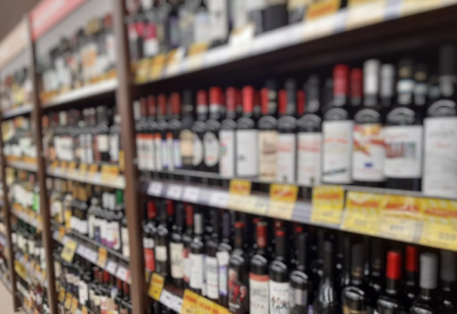 В Тульской области могут запретить продавать алкоголь в магазинах, расположенных в многоквартирных домах