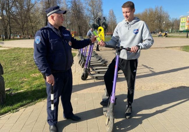Сотрудники ГАИ Новомосковска в Единый день безопасности провели беседы с владельцами велосипедов и самокатов