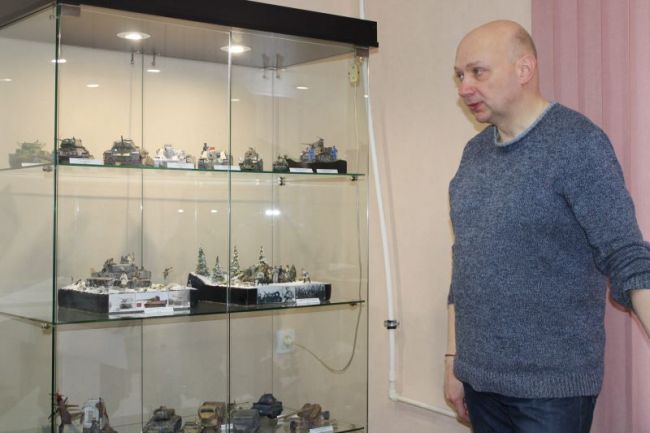 На  «Сталиногорском рубеже» в археологическом музее города представлена  военная техника в миниатюре