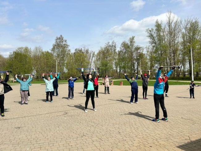 Жителям Сокольников провели мастер-класс по скандинавской ходьбе