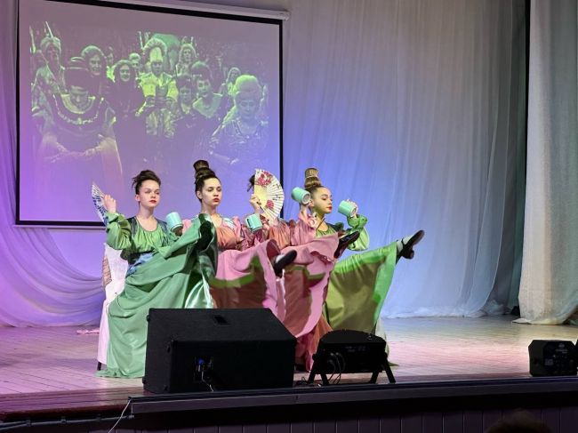 Юные артисты ДДЮТ представили хореографический спектакль «Королевство кривых зеркал»