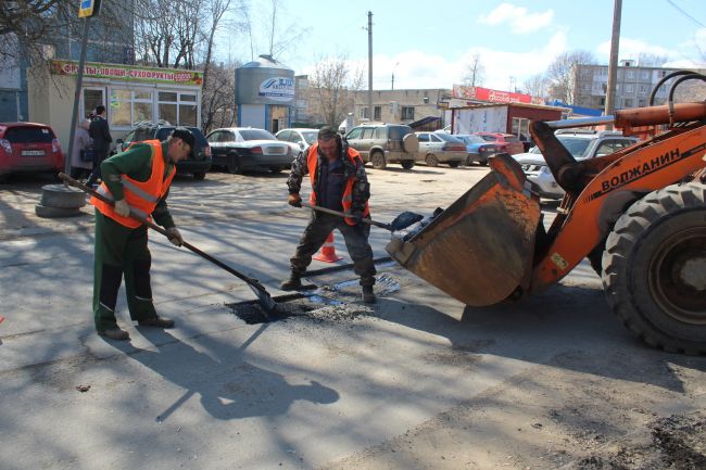 В Новомосковске в разгаре ямочный ремонт дорог