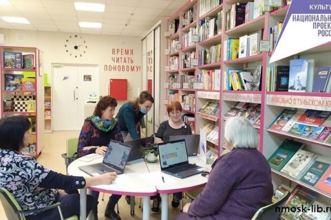 Новомосковские пенсионеры осваивают компьютеры в Центральной городской библиотеке