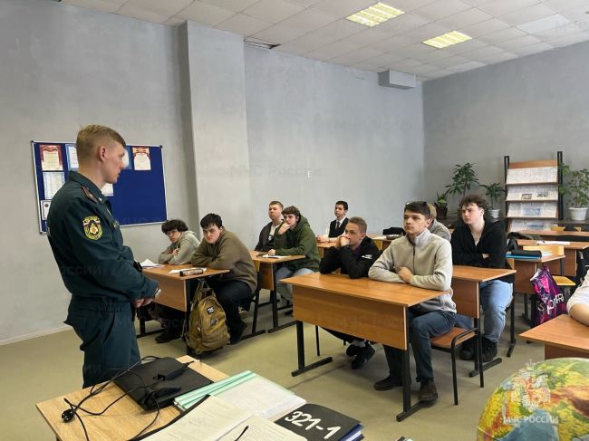Спасатели провели в новомосковском колледже урок профориентации