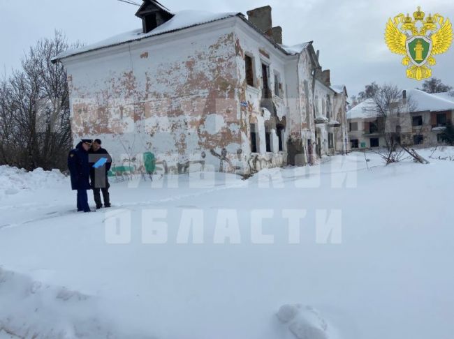 Прокуратура города Новомосковска обратила внимание на опасное здание